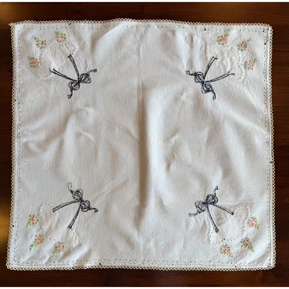 Vintage Embroidered Southern Belle Hat Floral Linen Tablecloth‎ Crochet Trim